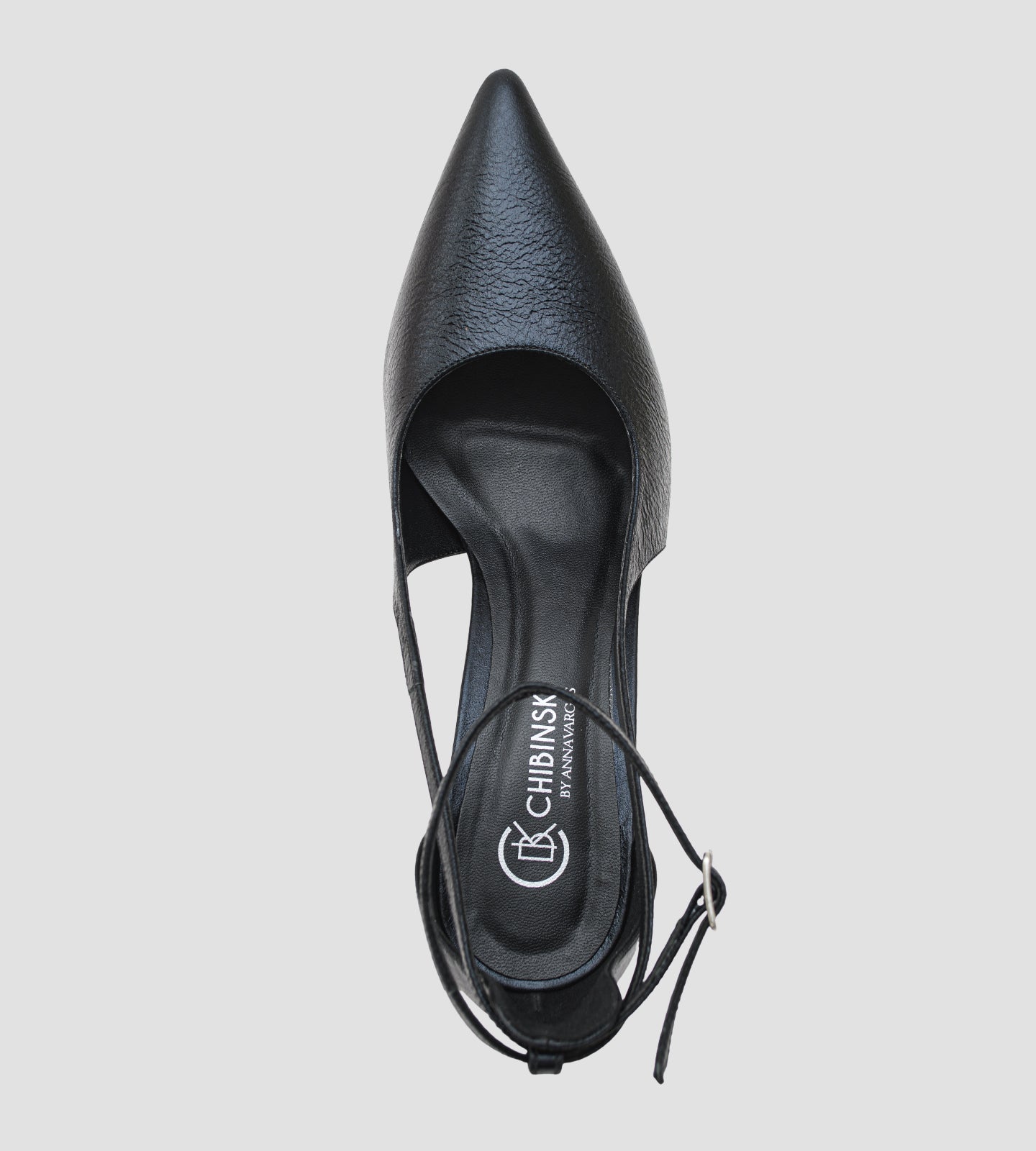 Scarpin feminino preto em couro com bico fino, recortes laterais e salto de 8cm.