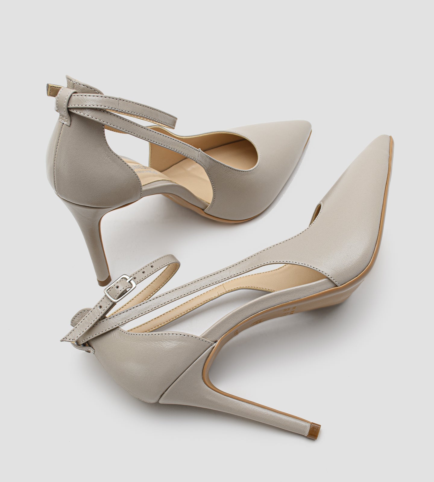 Scarpin Tira no Tornozelo Couro Nude