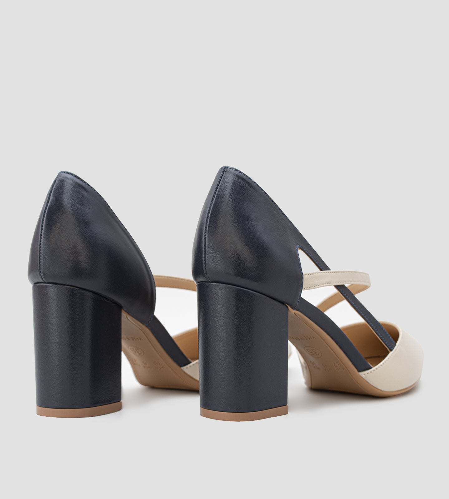 Scarpin Bicolor Couro Nude e Azul Marinho