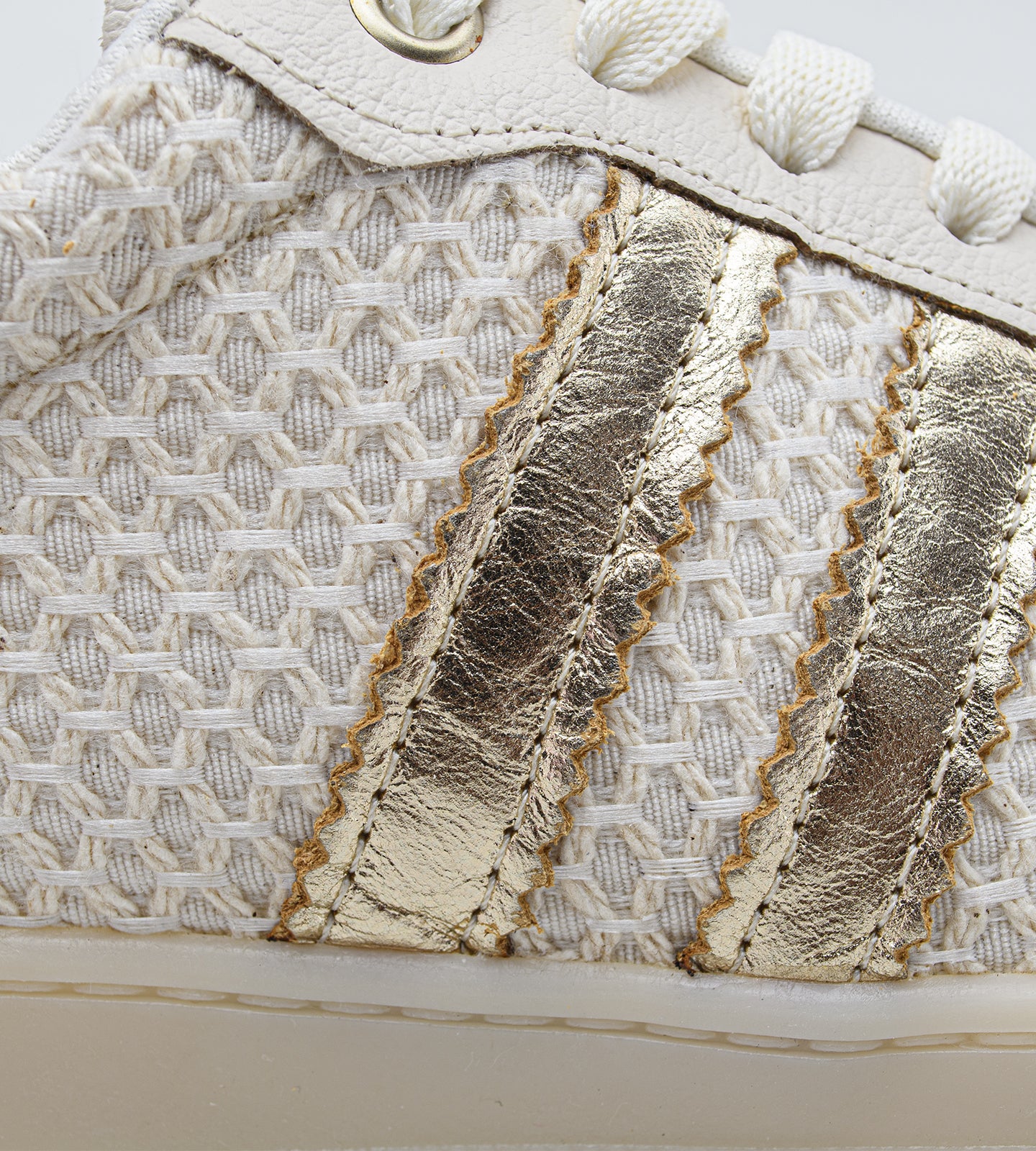 Tênis feminino bege em couro legítimo com laterais em trama texturizada e detalhes sofisticados, solado neutro e cadarço no mesmo tom, modelo casual similar ao estilo Samba, da collab Chibinski by Marina Mello.