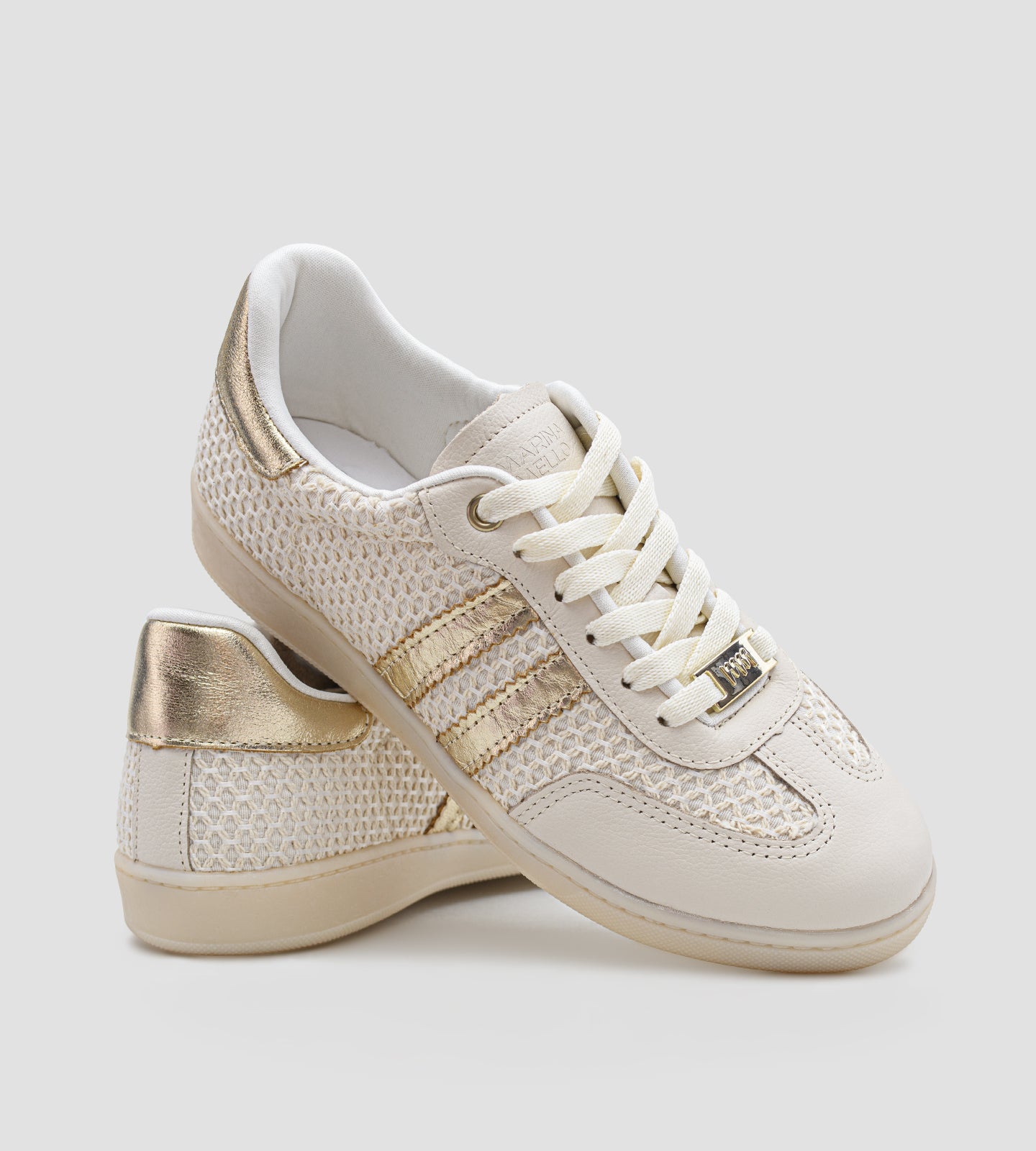 Tênis feminino bege em couro legítimo com laterais em trama texturizada e detalhes sofisticados, solado neutro e cadarço no mesmo tom, modelo casual similar ao estilo Samba, da collab Chibinski by Marina Mello.