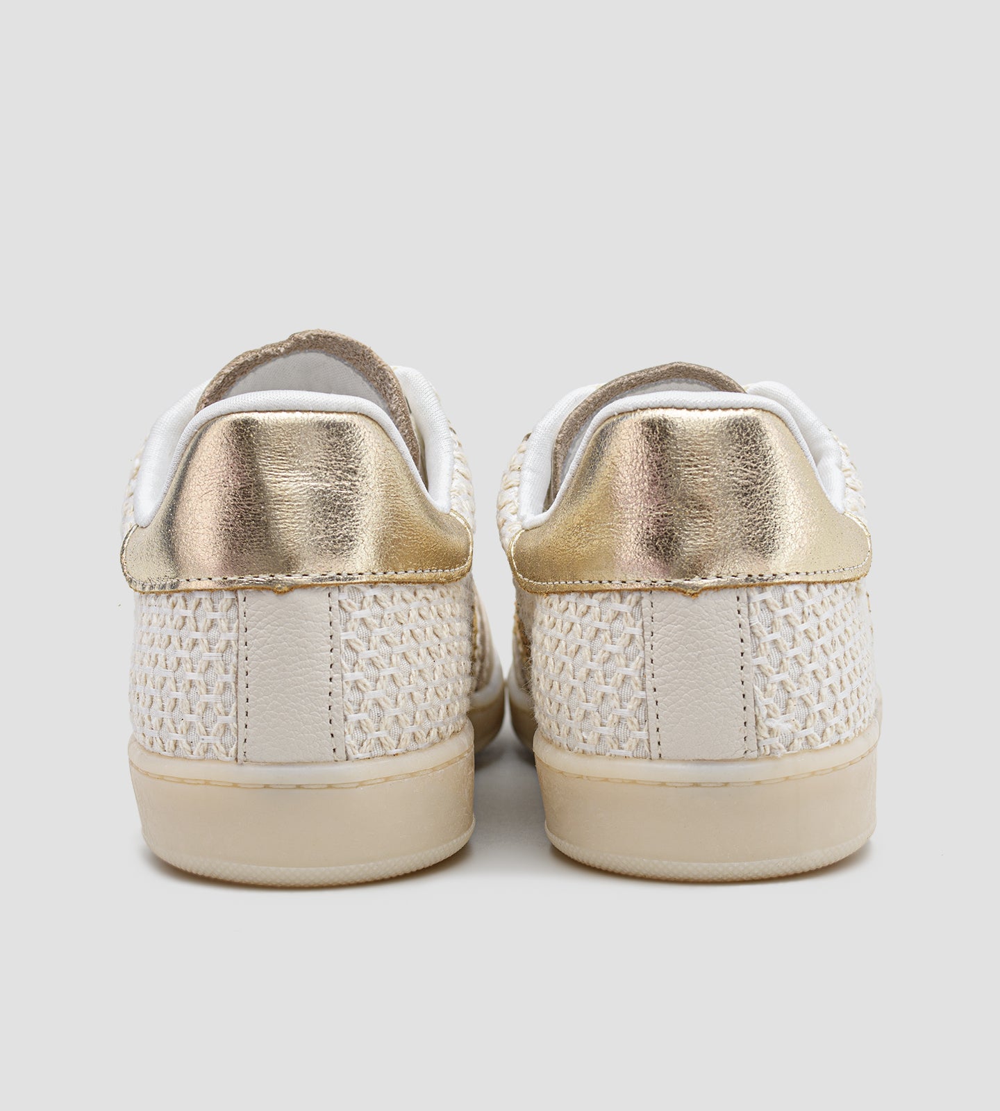 Tênis feminino bege em couro legítimo com laterais em trama texturizada e detalhes sofisticados, solado neutro e cadarço no mesmo tom, modelo casual similar ao estilo Samba, da collab Chibinski by Marina Mello.