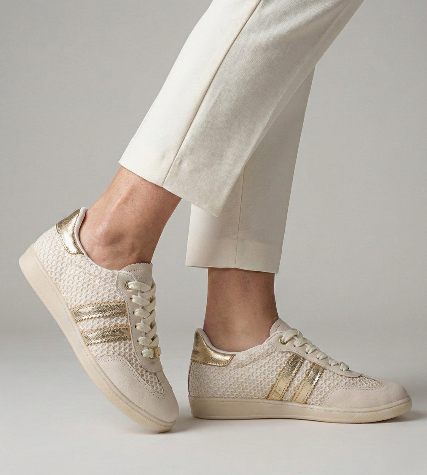 Tênis feminino bege em couro legítimo com laterais em trama texturizada e detalhes sofisticados, solado neutro e cadarço no mesmo tom, modelo casual similar ao estilo Samba, da collab Chibinski by Marina Mello.