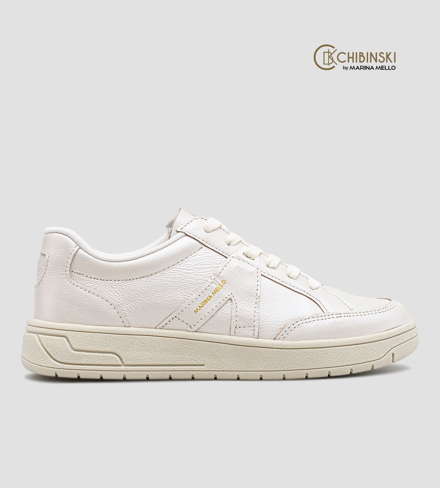 Tênis feminino off white em couro legítimo com design minimalista, solado robusto no mesmo tom e cadarço off white, modelo casual da collab Chibinski by Marina Mello com palmilha de gel amortecedor.