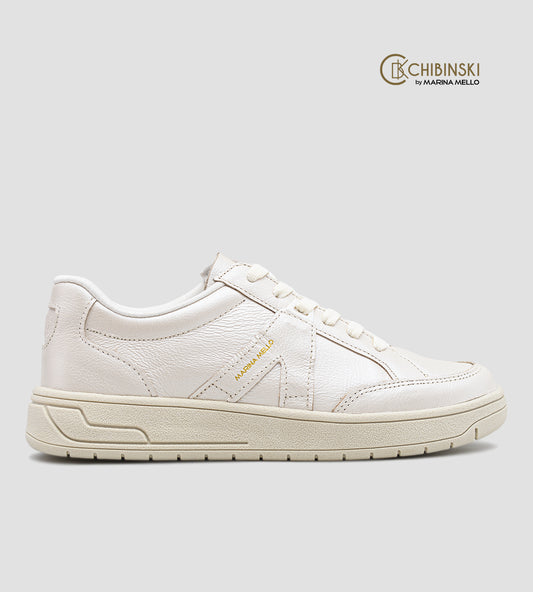 Tênis feminino off white em couro legítimo com design minimalista, solado robusto no mesmo tom e cadarço off white, modelo casual da collab Chibinski by Marina Mello com palmilha de gel amortecedor.