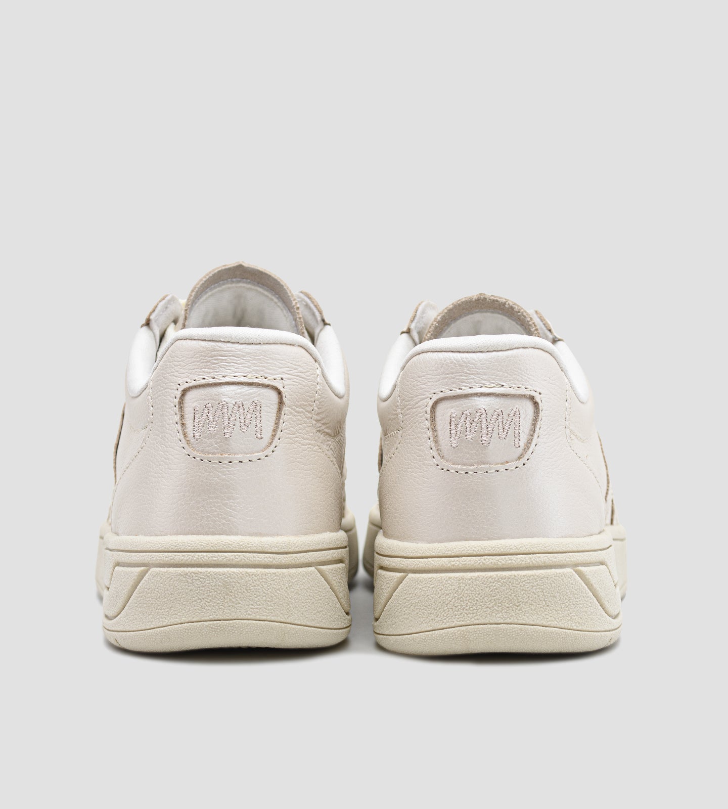 Tênis feminino off white em couro legítimo com design minimalista, solado robusto no mesmo tom e cadarço off white, modelo casual da collab Chibinski by Marina Mello com palmilha de gel amortecedor.