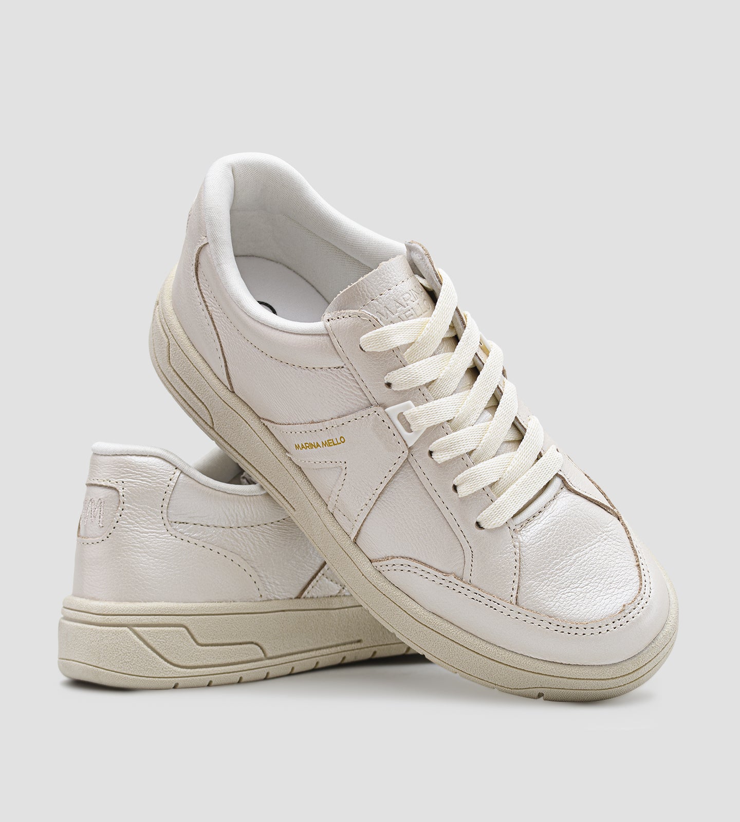 Tênis feminino off white em couro legítimo com design minimalista, solado robusto no mesmo tom e cadarço off white, modelo casual da collab Chibinski by Marina Mello com palmilha de gel amortecedor.