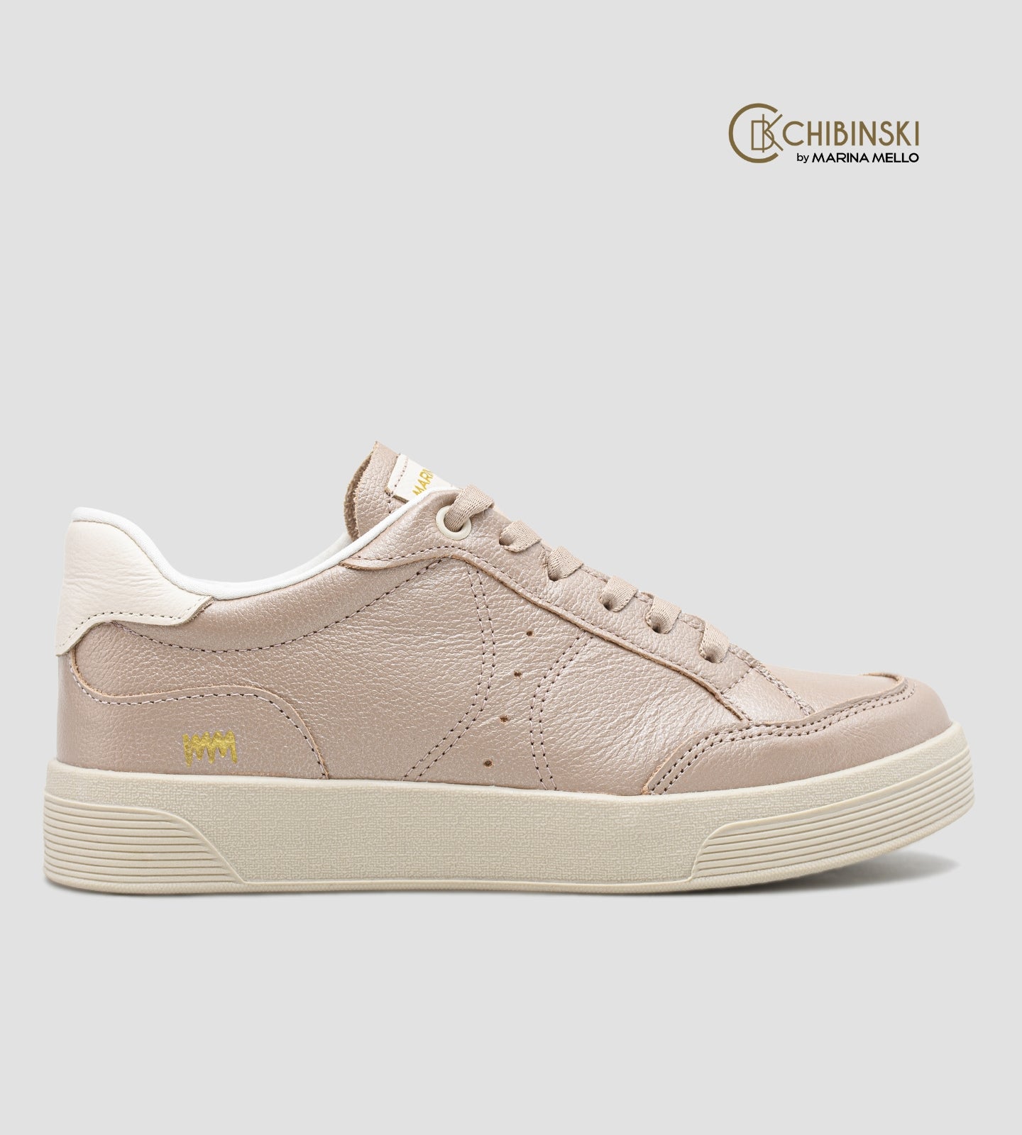 Tênis feminino em couro rosê com cadarço no mesmo tom, solado claro e design casual, modelo da collab com Marina Mello.