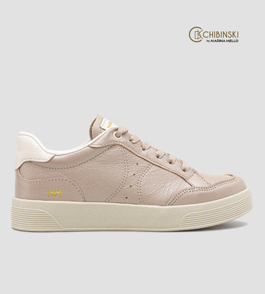 Tênis feminino em couro rosê com cadarço no mesmo tom, solado claro e design casual, modelo da collab com Marina Mello.