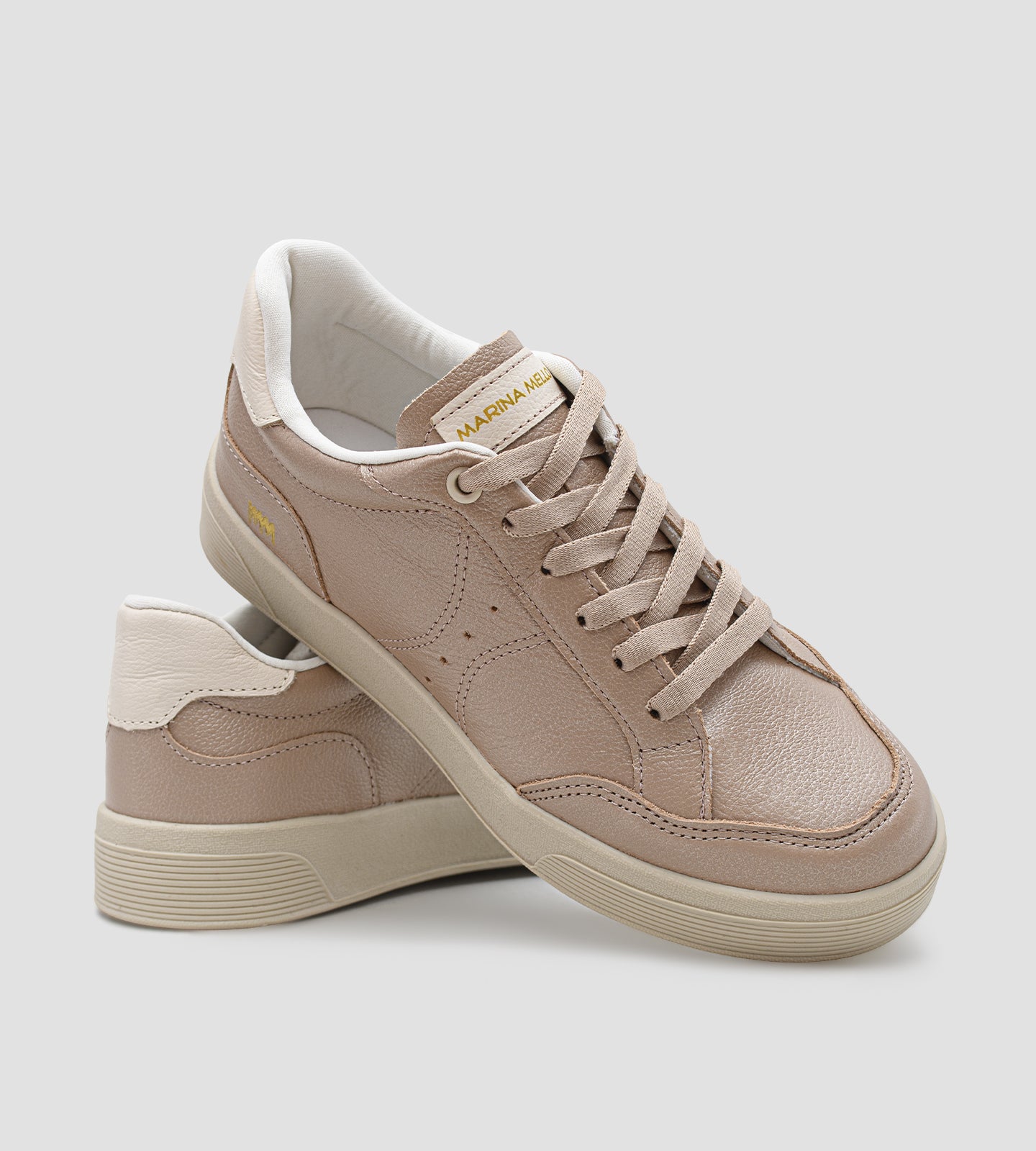 Tênis feminino em couro rosê com cadarço no mesmo tom, solado claro e design casual, modelo da collab com Marina Mello.
