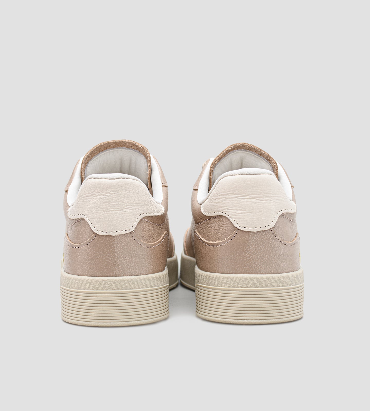 Tênis feminino em couro rosê com cadarço no mesmo tom, solado claro e design casual, modelo da collab com Marina Mello.