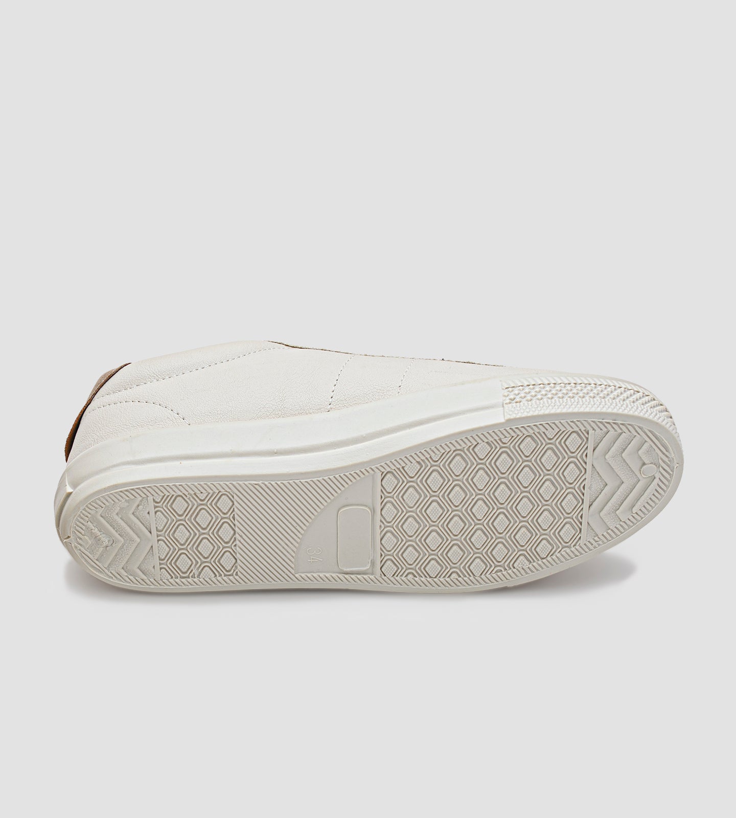 Um tênis casual feminino de cor off-white, com detalhes em bege e um toque sutil de rosa claro, que remete à versatilidade e ao estilo de modelos populares como o Adidas Samba, a silhueta clássica do New Balance 530 e o design consciente dos tênis Veja (anteriormente conhecidos como Vert no Brasil).