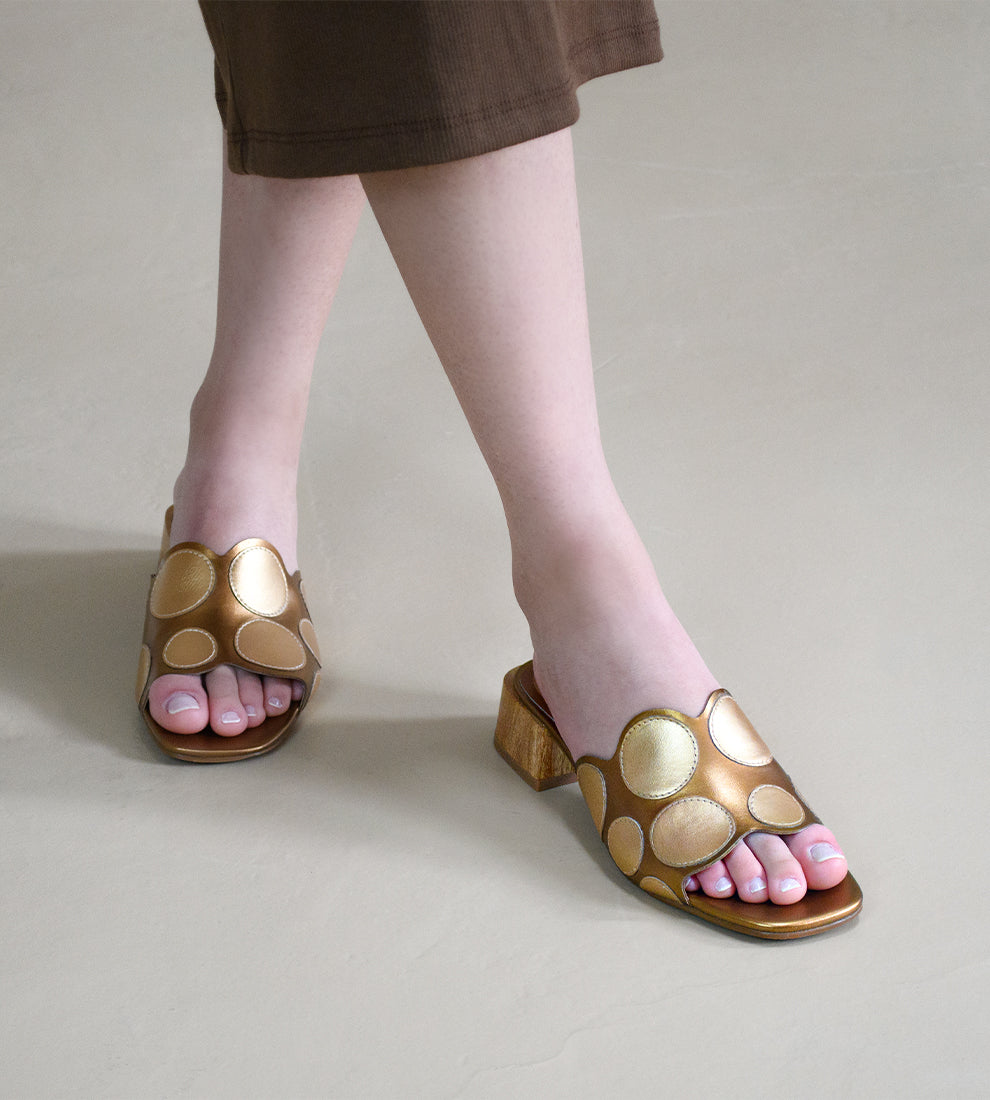 tamanco dourado feminino com salto bloco de 4cm e recortes circulares metalizados