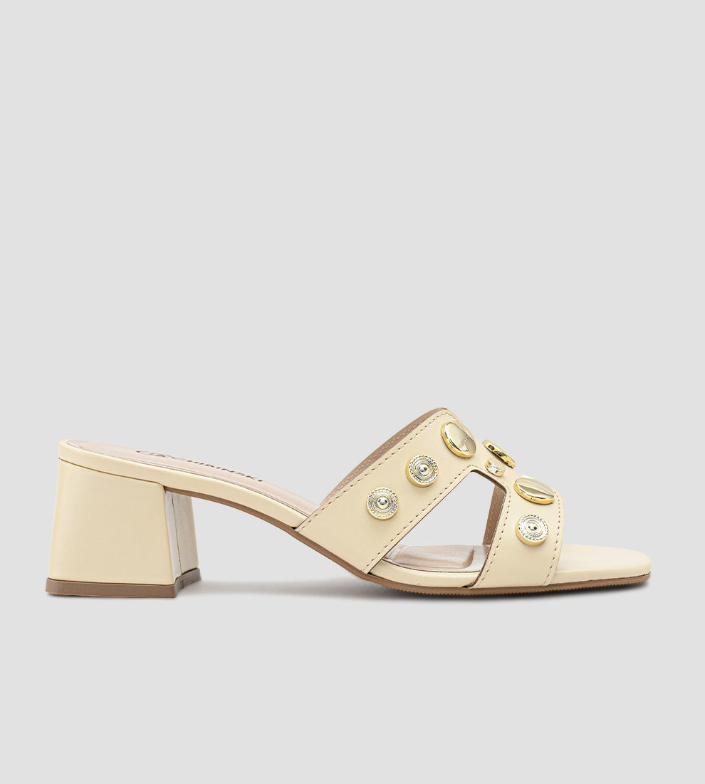 tamanco bege feminino com salto bloco de 5cm e aplicações douradas