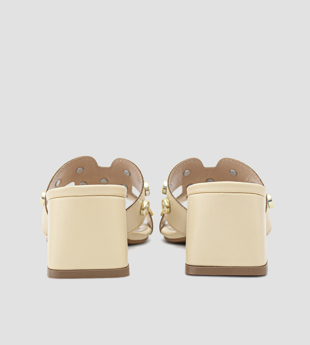 tamanco bege feminino com salto bloco de 5cm e aplicações douradas