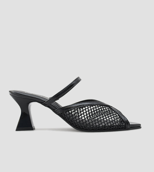 sandália preta feminina com tela vazada e salto taça