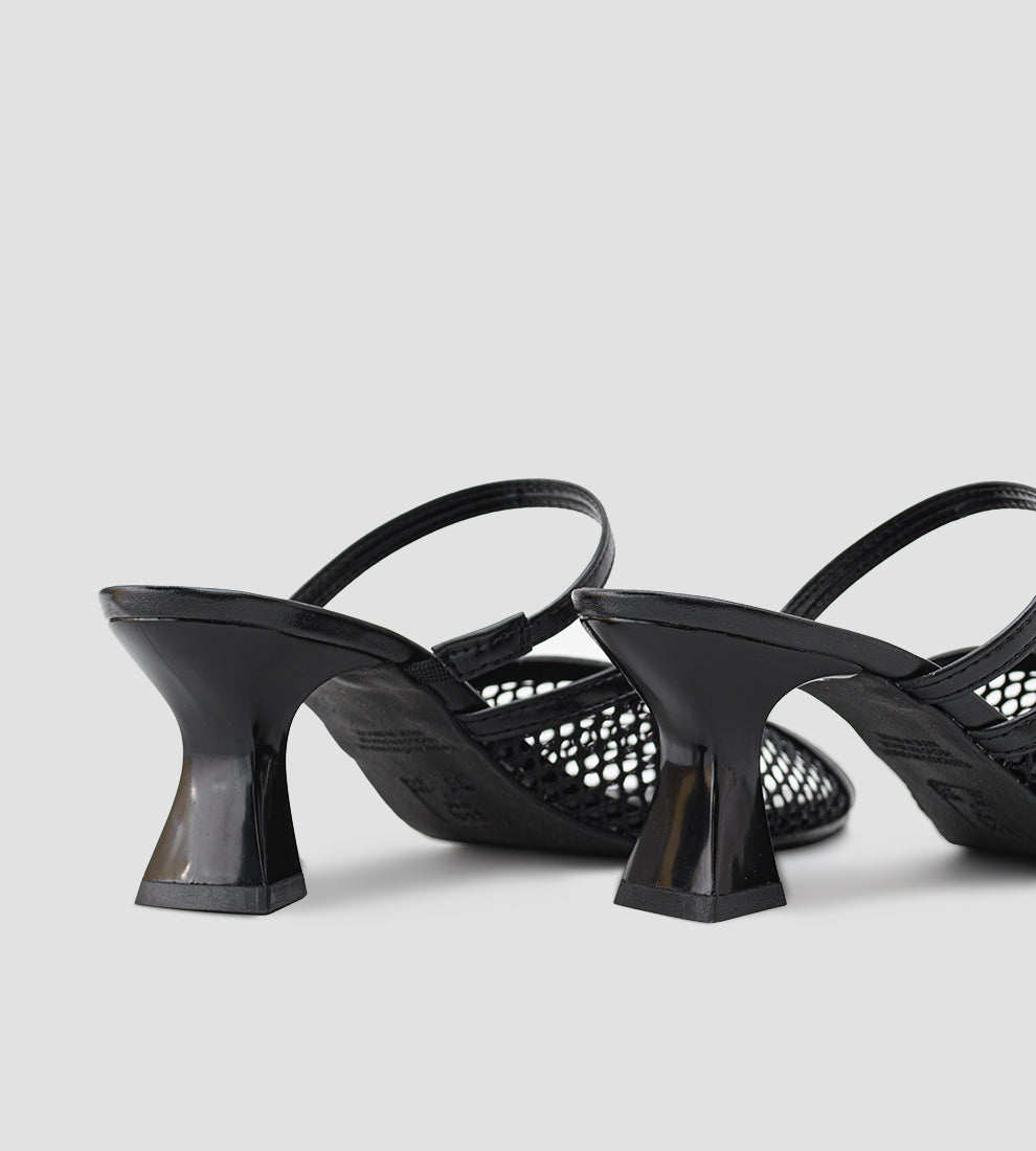 sandália preta feminina com tela vazada e salto taça