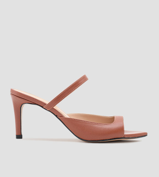 Sandália de couro marrom feminina com bico fino e salto fino de 9 cm, elegante e versátil para looks formais ou casuais chic.