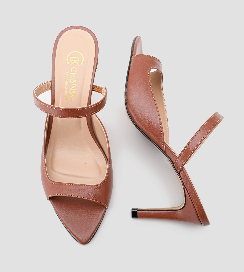 Sandália de couro marrom feminina com bico fino e salto fino de 9 cm, elegante e versátil para looks formais ou casuais chic.