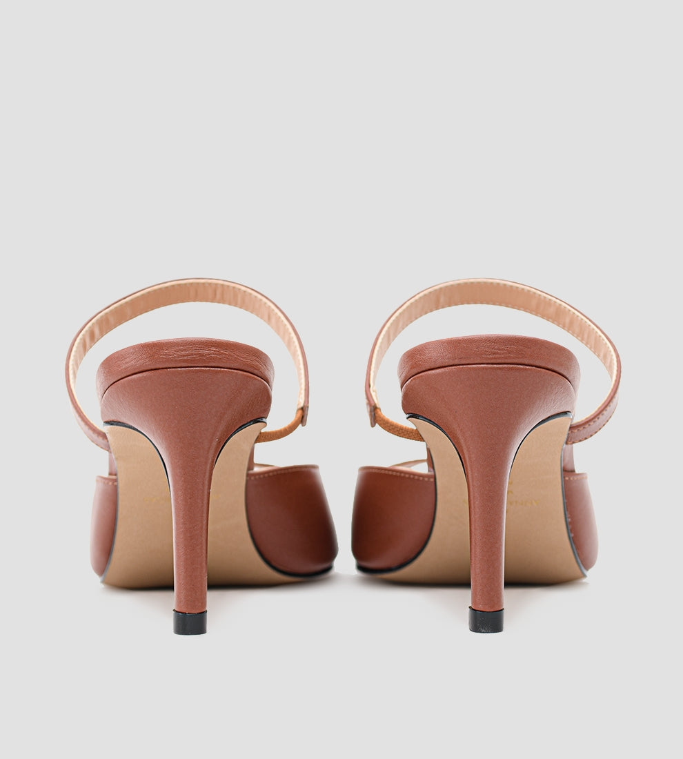 Sandália de couro marrom feminina com bico fino e salto fino de 9 cm, elegante e versátil para looks formais ou casuais chic.