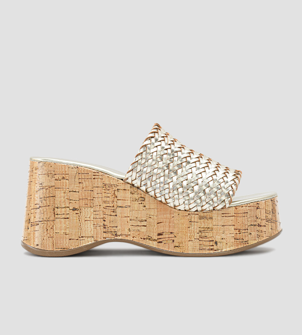 Tamanco feminino dourado com salto plataforma em cortiça e tiras largas trançadas.