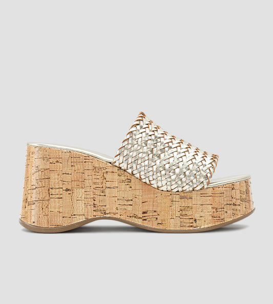 Tamanco feminino dourado com salto plataforma em cortiça e tiras largas trançadas.