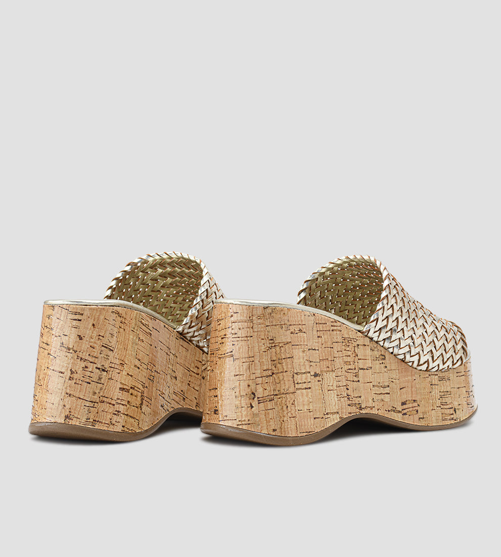 Tamanco feminino dourado com salto plataforma em cortiça e tiras largas trançadas.