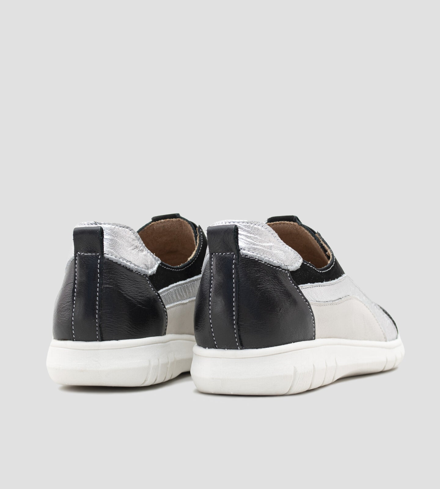 Tênis Slip-on Couro Preto e Prata